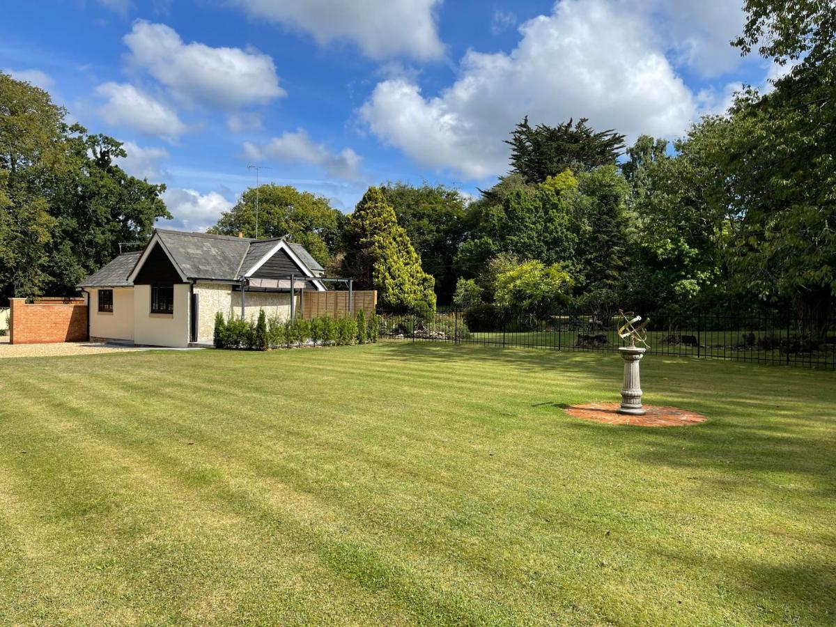 Springfield Lodge - Adorable New Forest 1-Bedroom Guest House ริงวูด ภายนอก รูปภาพ